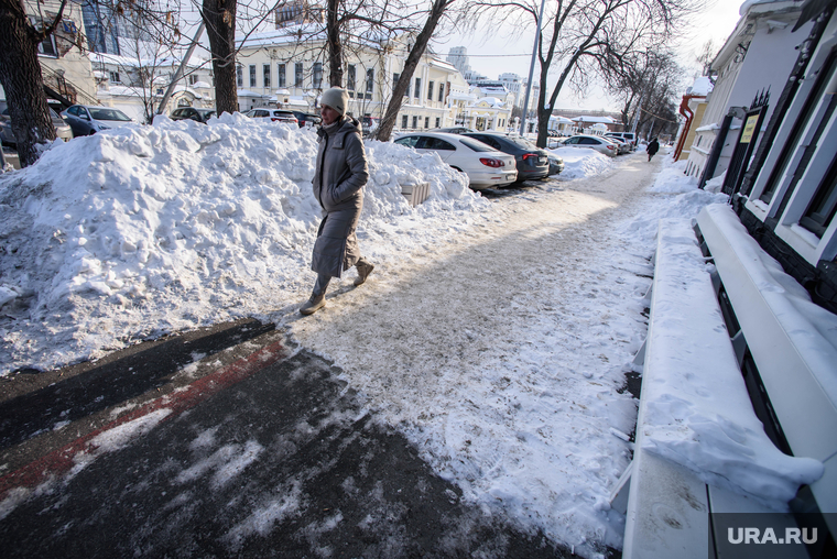 Неубранные дороги после снегопада. Екатеринбург, тротуар, девушка, зима, прохожая, женщина, город, неубранный снег