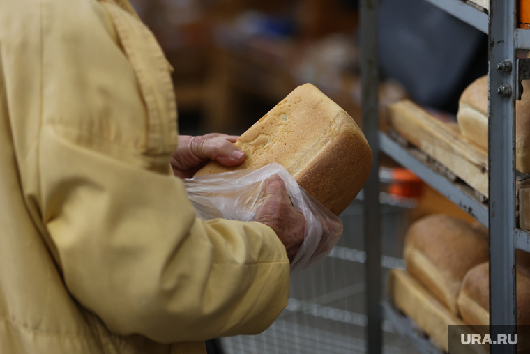 Покупатели в ТЦ. Курган, торговый центр, покупатели, хлеб, магазин, супермаркет, хлебобулочная продукция, продукты питания
