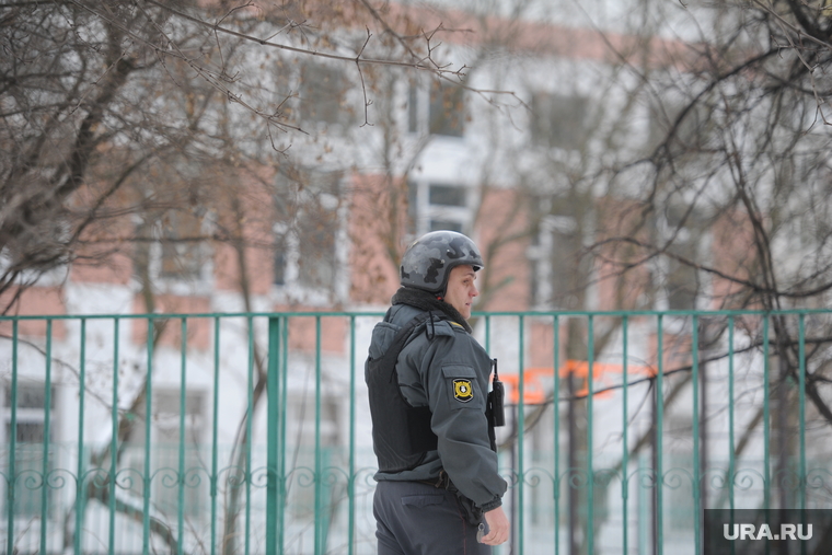 Школа в оцеплении. После стрельбы. Москва, бронежилет, полиция, полицейский