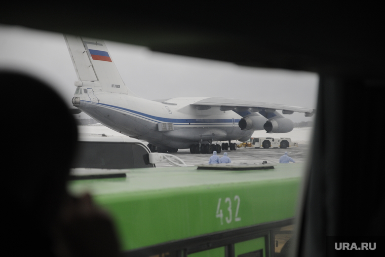 Самолет из Китая на взлетно-посадочной полосе аэропорта "Рощино". Тюмень, рощино, ил-76