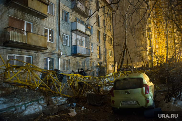 Башенный кран рухнул на жилой дом Екатеринбург Куйбышева 21