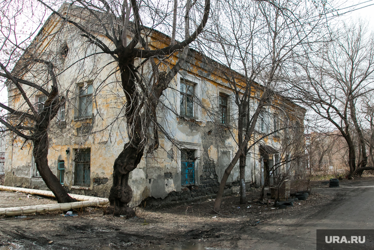 Разное. Курган, старый дом, аварийный дом, серость в городе, разруха, весна, двухэтажный дом, облезлые стены