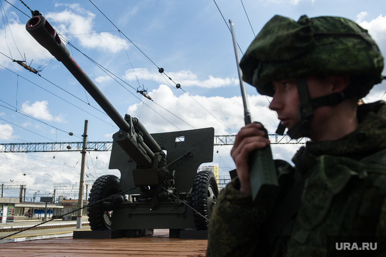 Агитпоезд "Армия Победы" в Екатеринбурге, пушка, армия, гаубица, артиллерия