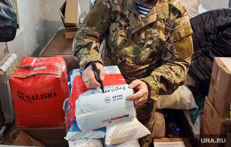 Елена Шкляева (Мамлена) и волонтеры "Русского мира" за погрузкой гуманитарной помощи в зону СВО. Пермь