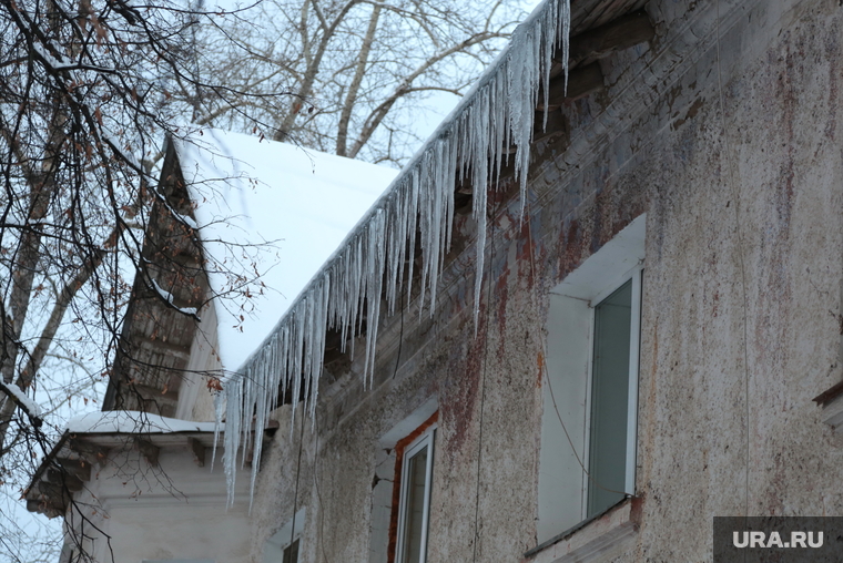Виды города. Пермь, сосульки, сосульки на крыше