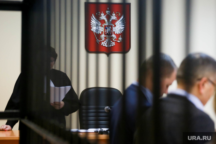 Зал суда. Тюмень, герб рф, герб, решетка, за решеткой, зал суда, судебное заседание, суд, герб россии, зал судебного заседания, камера заключения