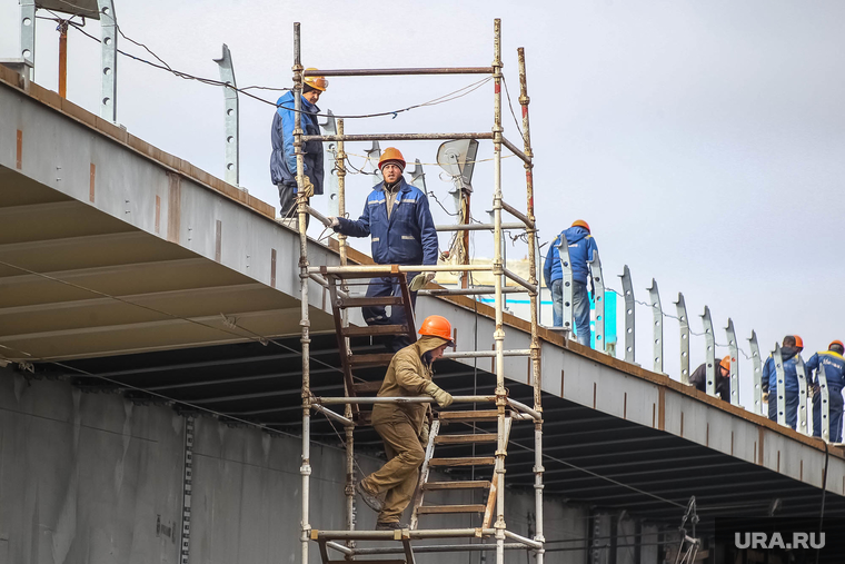 Мост через реку Тура в районе Лесобазы. Тюмень, строительство моста, рабочие