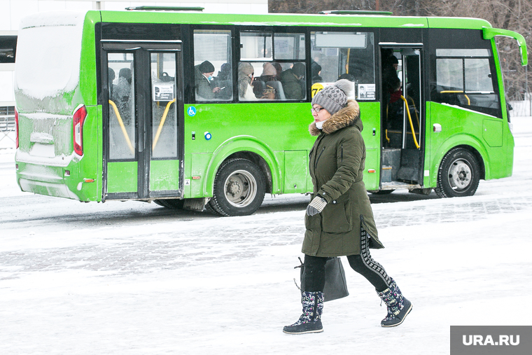Виды города. Тюмень, маршрутное такси, пешеход, прохожий, автобус, общественный транспорт, маршрутка