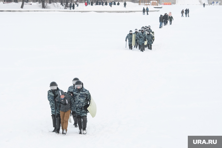 Несанкционированный митинг в поддержку оппозиционера. Екатеринбург, зима, переход по льду, город екатеринбург, несанкционированная акция, задержание, омон