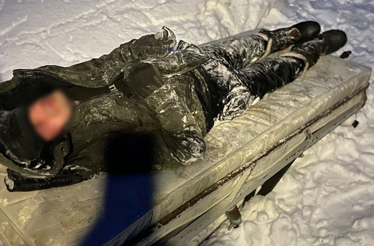 До машины скорой помощи умирающего от холода мужчину вывозили на санях, буксируемых снегоходом