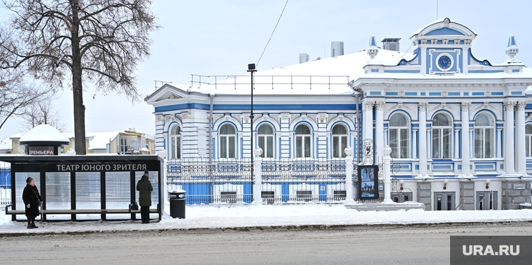 Театр юного зрителя. Пермь, зима, тюз, остановка автобусная, Люди на автобусной остановке
