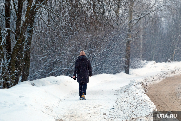 Городские зарисовки. Зима, тротуар, подросток, прохожий, мужчина