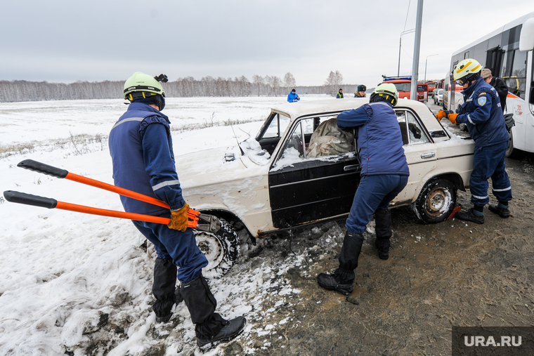Учения МЧС, полиции и Росавтодора по ДТП. Челябинск, мчс, спасатели, дтп, авария, дорожно-транспортное проишествие