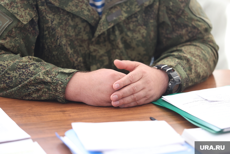 Пункт заключения договоров по контрактной службе. Курган, офицер, военная форма, руки