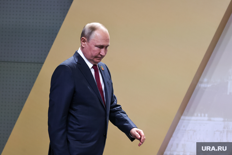 Президент России Владимир Путин на приветственном рукопожатии с лидерами саммита "Россия-Африка". Санкт-Петербург, путин владимир, топ