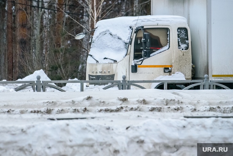 Поездка по орловским местам. Екатеринбург, проезжая часть, грузовик, обочина, трасса, дорога, грузовой автомобиль, машина под снегом