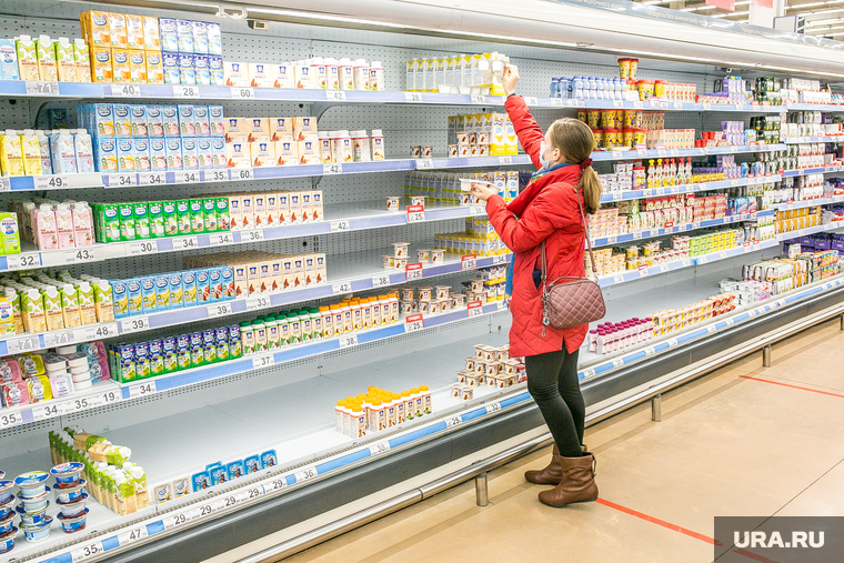Гипермаркет "Ашан" во время пандемии. Тюмень, покупатель, молочная продукция, выбор продуктов