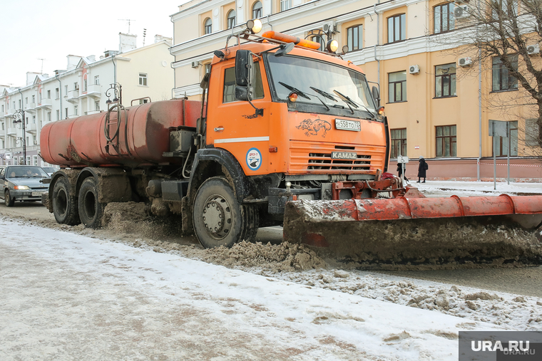 В первые часы снегопада сначала очищают дороги с высокой интенсивностью движения, тротуары, переходы, остановочные карманы и территории возле школ, детских садов и поликлиник. На уборку дорог специалистам дается 12 часов, тротуаров — сутки, а вывоз снега может занимать до девяти дней