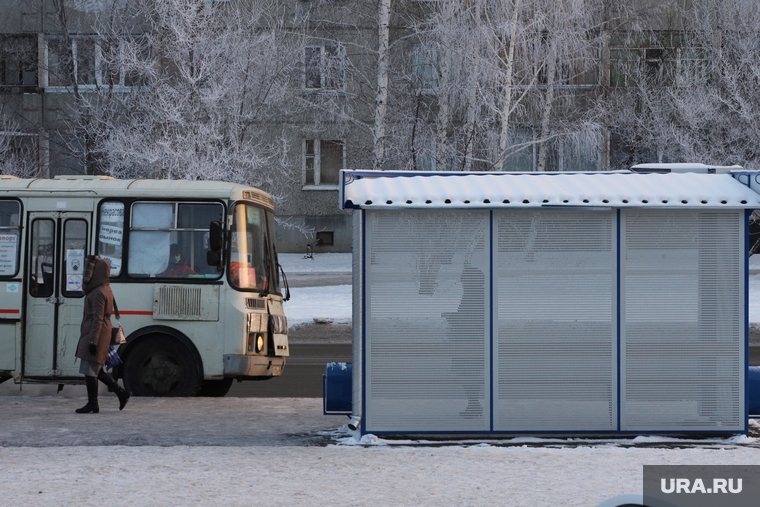 Остановочный павильон в 6 мер. поселка Заозерный. Курган, зима, автобусная остановка, автобус, пассажир, ожидание автобуса