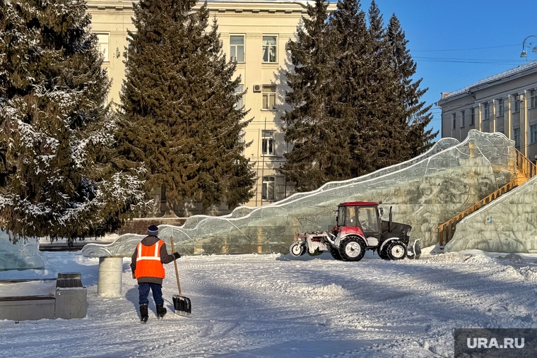 На центральной площади Кургана убрали ледовый городок, рабочие чистят территорию от снега