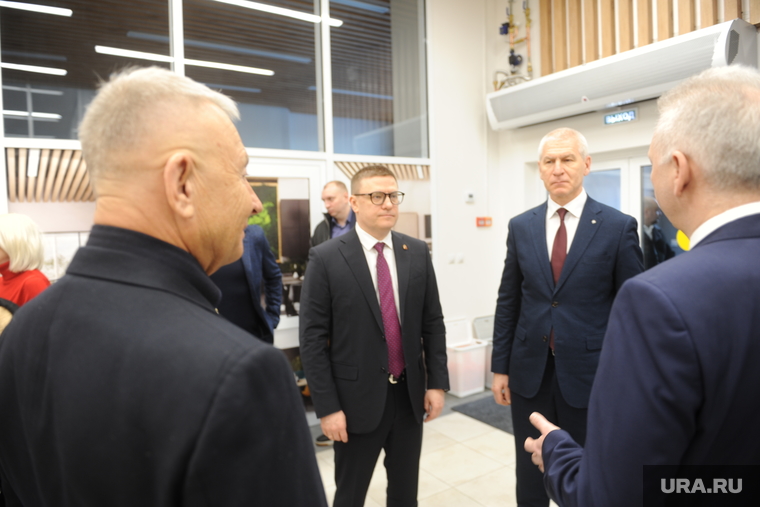 Министр спорта РФ Олег матыцин и губернатор Алексей текслер осмотрели помещения спорткомплекса