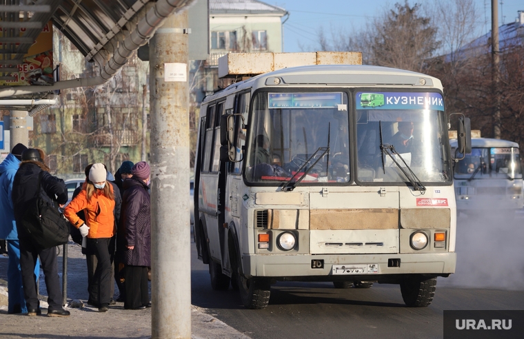 Вокзал. Курган, автобусная остановка, автобус, пассажиры, ожидание автобуса