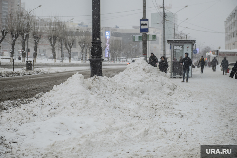 Снегопад в городе. Пермь, снегопад, зима, сугробы в городе, убока снега