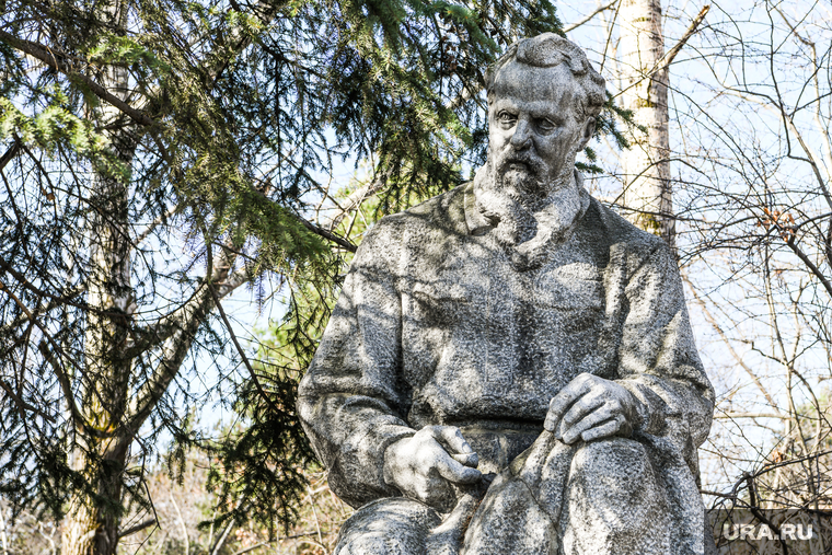 Виды Екатеринбурга, памятник бажову, бажов павел могила