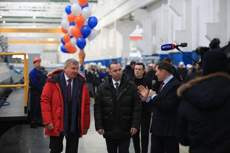 Вадим Шумков (в центре) принял участие в открытии завода