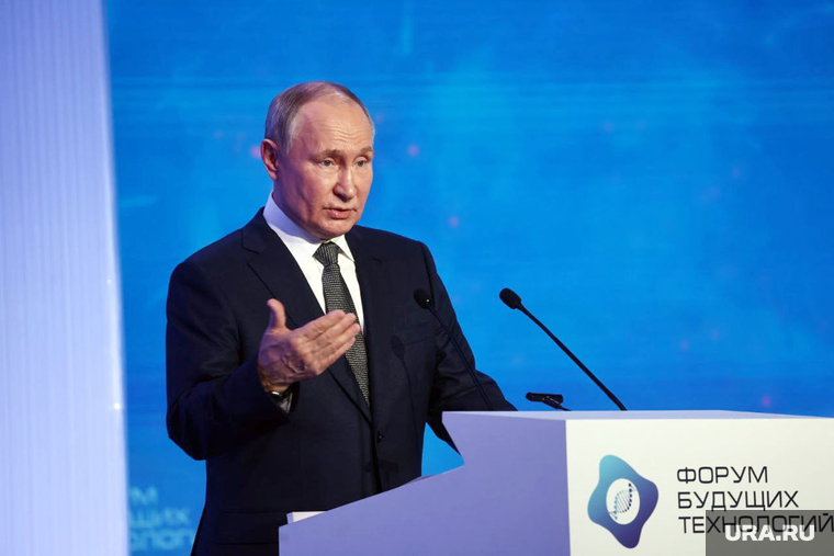 Президент России Владимир Путин на пленарной сессии "Форума будущих технологий". Москва