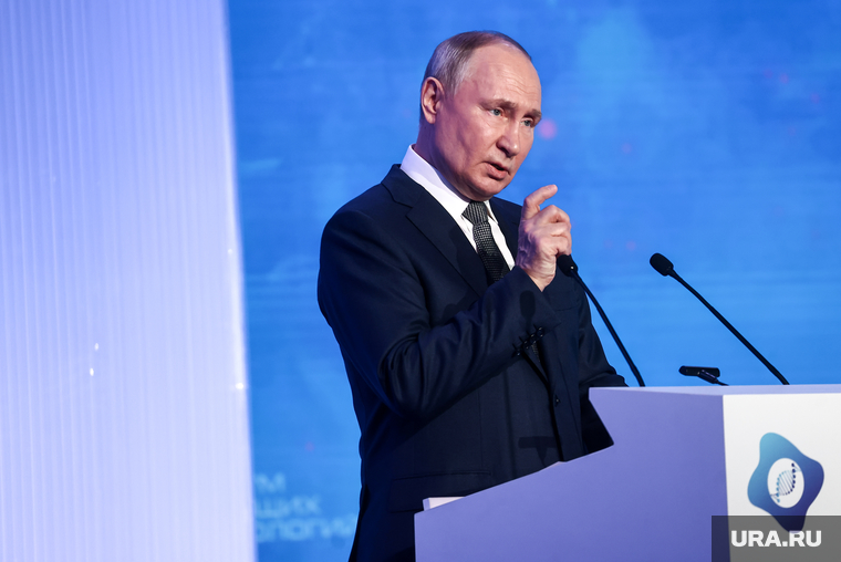 Президент России Владимир Путин на пленарной сессии "Форума будущих технологий". Москва, путин владимир