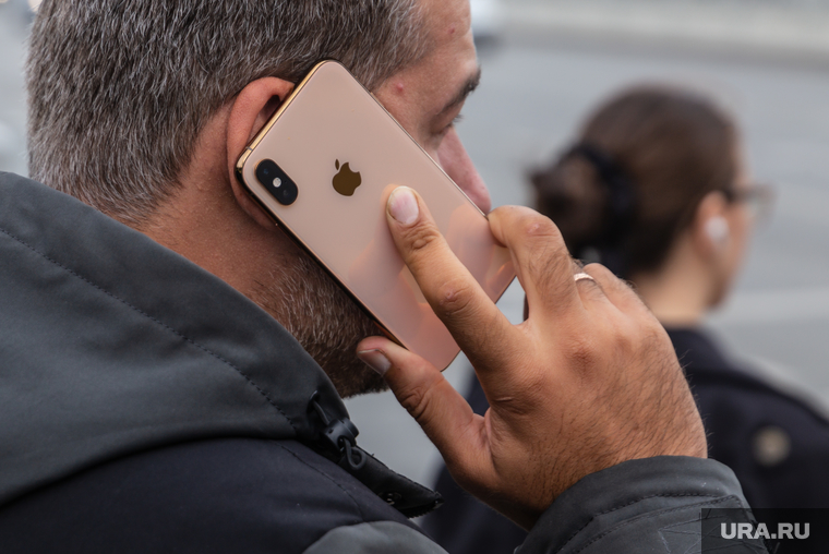 Свердловские зарисовки. Екатеринбург, айфон, iphone, разговор по телефону, обручальное кольцо, мужчина с телефоном