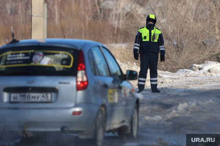 Сотрудники ГИБДД помогают водителям на шоссе Ботаническое преодолевать глубокие лужи