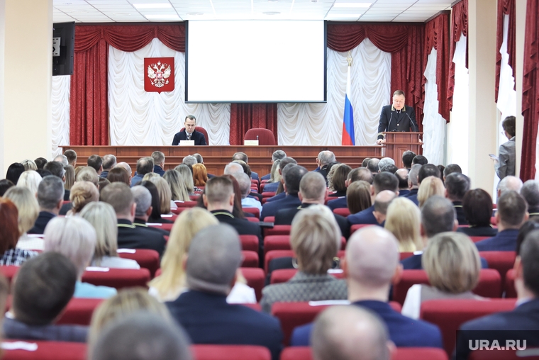 Председатель Курганского областного суда Андрей Роот (выступает) подвел итоги работы судов региона