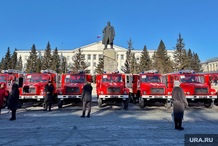 В курганские округа было передано 25 новых пожарных автоцистерн