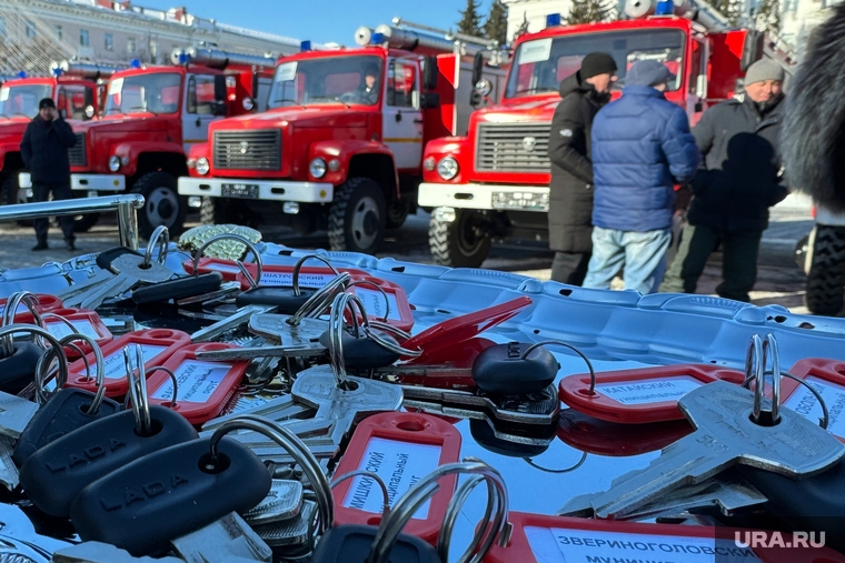На центральной площади состоялось вручение ключей от новых пожарных машин