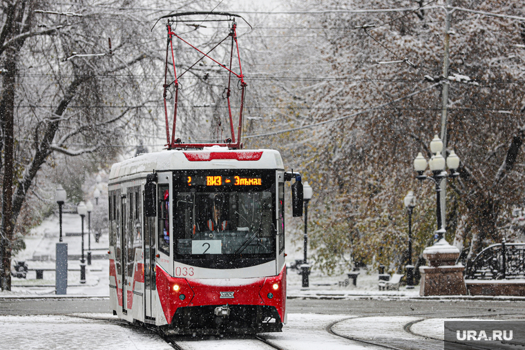 Снег в городе. Екатеринбург, снег, снегопад, зима, трамвай