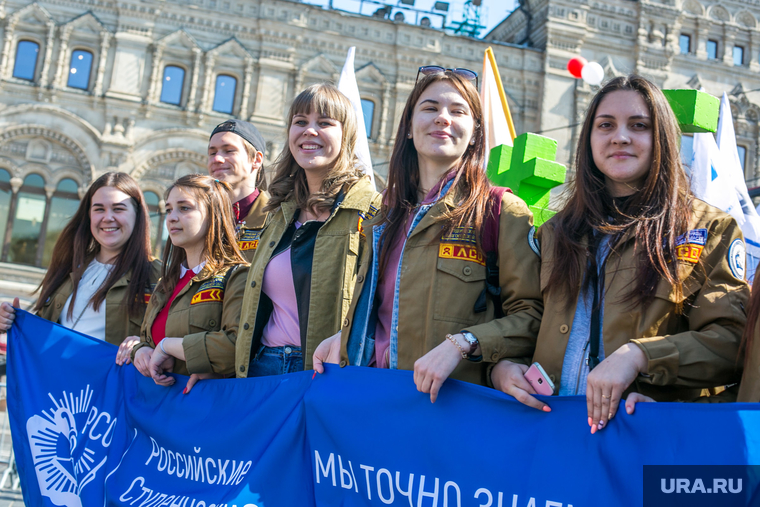 Первомайская демонстрация на Красной площади. Москва, девушки, 1 мая, студенческий отряд, праздник труда, первомай