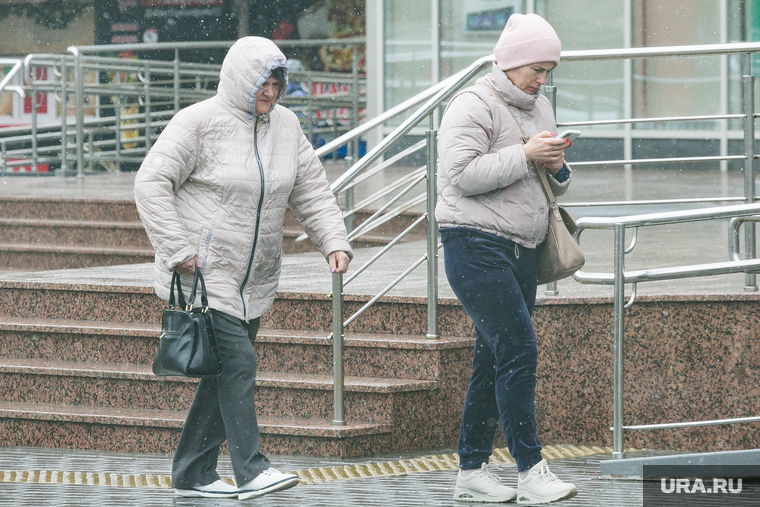 Непогода. Тюмень, пенсионерка, бабушка, снег в городе, ветер, снег в лицо