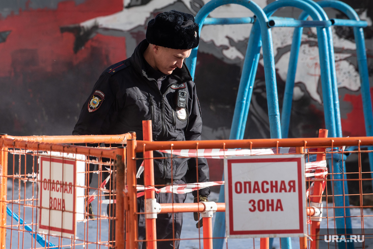 Колодец, куда провалился подросток. Екатеринбург, опасная зона, двор, ограждение, детская площадка, оцепление, полицейский