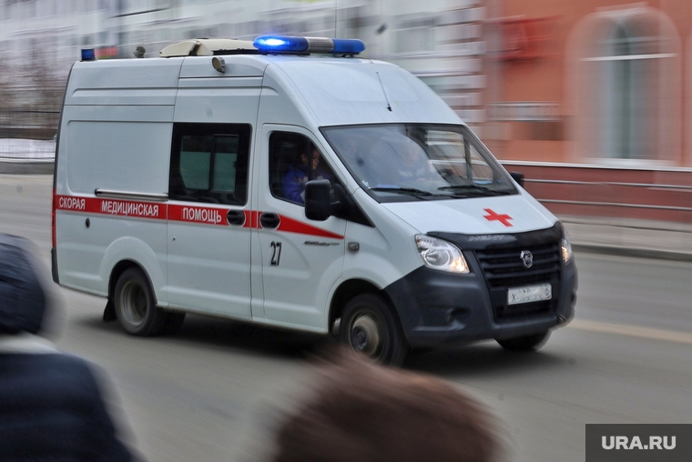 Автобусная остановка. Курган, машина скорой помощи, скорая помощь