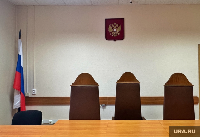 Приговор мужчине сбившему девочку на самокате. Курган, зал суда, пустой зал суда, отмена судебного заседания