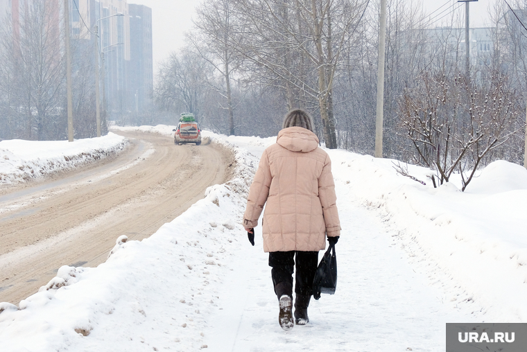 Городские зарисовки. Зима, тротуар, пенсионер, женщина, дорога, улица