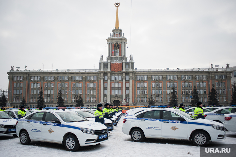 Вручение свердловским полицейским ключей от новых автомобилей. Екатеринбург , автомобили, машина дпс, администрация екатеринбурга, машины, зима, полиция, городская дума екатеринбург, правоохранительные органы, гибдд, дпс, гордума екатеринбурга