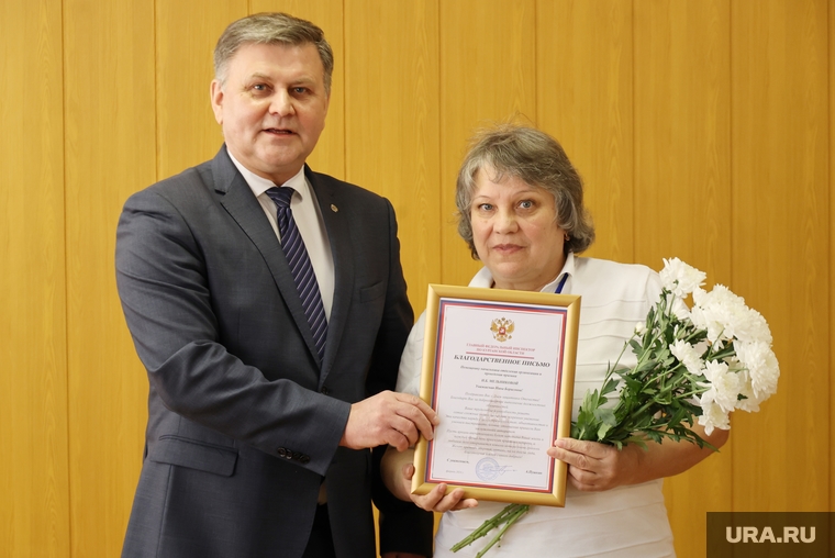 Сотрудница курганского военкомата Нина Мельникова получила грамоту от федерального инспектора