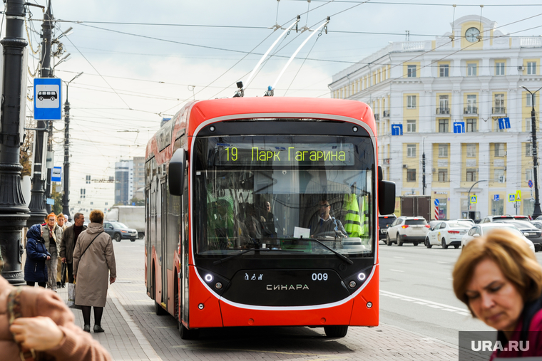 Новый красный троллейбус Синара. Челябинск, троллейбус, общественный транспорт, площадь революции, остановка общественного транспорта, пассажиры, городской транспорт, красный троллейбус, новый троллейбус синара