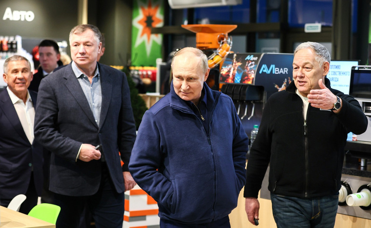 Президент Владимир Путин оценил не только саму М-12, но и уровень придорожного сервиса