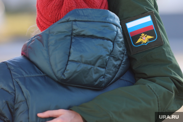 Отправка призывников. Курган , мать, армия, призыв, объятия, призывник, проводы в армию
