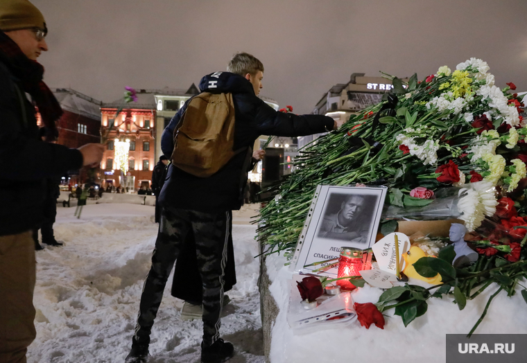 Возложение цветов к Соловецкому камню в день смерти Алексея Навального 16 февраля 2024. Москва, навальный алексей, соловецкий камень, навальный алексей 2024, навальный алексей смерть