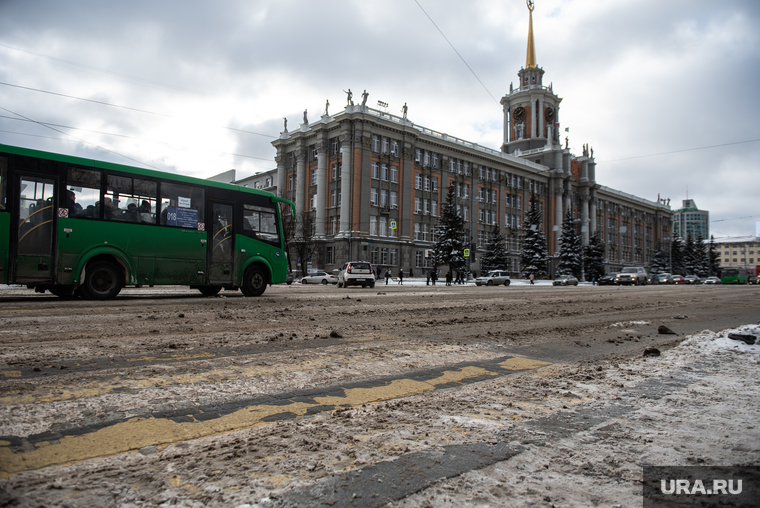 Виды города. Екатеринбург, администрация екатеринбурга, пешеходный переход, слякоть, площадь1905 года, грязный снег, здание, мэрия екатеринбурга